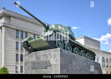 Sowjetische T -34/85 Tank auf einem Sockel in der Nähe der Armee Sitz in Minsk, Belarus. Um die Rote Armee gewidmet, die befreite die Stadt im Zweiten Weltkrieg. Stockfoto