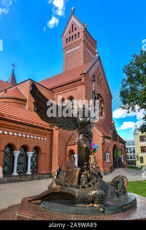 Rote Kirche oder Kirche des Heiligen Simon und Helen auf dem Unabhängigkeitsplatz in Minsk, Belarus. Stockfoto