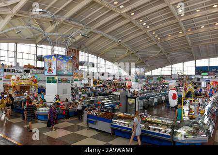 Minsk, Weißrussland - Juli 21, 2019: Komarovsky Markt ist der größte und älteste Markt in der Stadt. Stockfoto