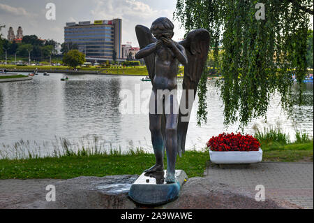 Minsk, Weißrussland - Juli 21, 2019: Skulptur von Weinen Schutzengel auf der Insel der Tränen, Minsk, Belarus. Stockfoto