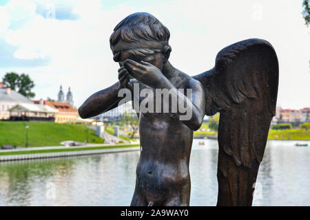 Minsk, Weißrussland - Juli 21, 2019: Skulptur von Weinen Schutzengel auf der Insel der Tränen, Minsk, Belarus. Stockfoto