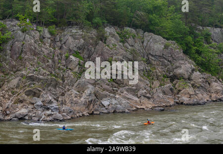 Zwei Männer auf Kajaks paddlying auf dem Fluss in Great Falls National Park, Virginia Stockfoto