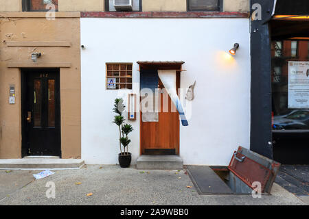 Raku, 342 East 6th Street, New York, NY. aussen Storefront eines japanischen Restaurant im East Village Nachbarschaft von Manhattan Stockfoto