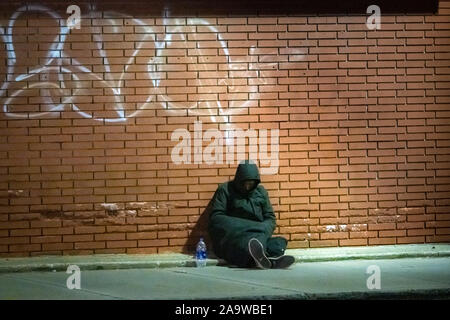 Obdachlosen auf einer Straße in Detroit in der Nacht Stockfoto