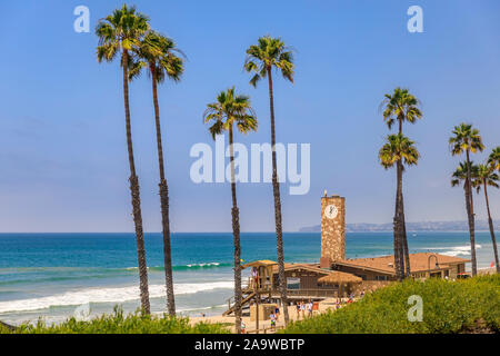 San Clemente, USA - Juli 03, 2017: Pazifischer Ozean Wellen am Strand in einem berühmten Reiseziel in Kalifornien, USA mit einem Rettungsschwimmer station Stockfoto