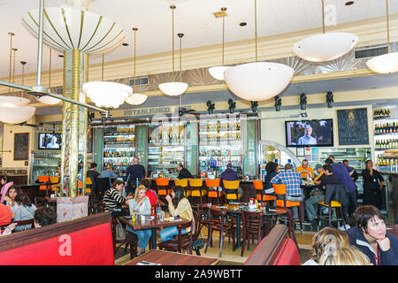 Miami Beach Florida, Collins Avenue, Jerry's Famous Deli, Restaurant Restaurants Essen Essen Essen Essen gehen Cafe Cafes Bistro, Tische, innen, Besucher Stockfoto