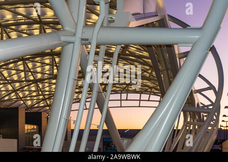 Detail der neuen HOK, gerollt - Stahl Vordach beleuchtet mit durchsichtigen ETFE-Panels am internationalen Flughafen Hartsfield-Jackson Atlanta in Atlanta, GA Stockfoto