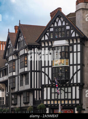 London, Großbritannien, 13. Januar 2018: verzierten Tudor - Wiederbelebung Fassade von high end Abteilung ist die berühmte Liberty Store auf Great Marlborough Street Stockfoto