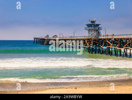 San Clemente, USA - Juli 03, 2017: Pazifischer Ozean Wellen am Strand in einem berühmten Reiseziel in Kalifornien, USA mit einem Pier im Hintergrund Stockfoto