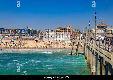 Huntington Beach, Vereinigte Staaten - 03 Juli, 2017: den Pier, den Pazifischen Ozean und den Strand von Surf City Huntington Beach, berühmte touristische Destination in Kalifornien Stockfoto