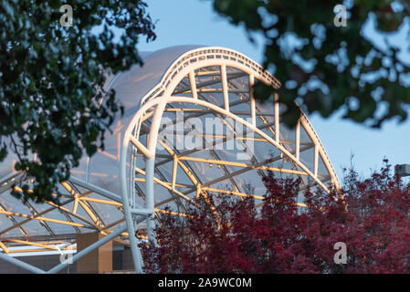 Sonnenaufgang Blick auf HOK zeitgenössisch gestaltete gerollt - Stahl Vordach mit durchsichtigen ETFE-Panels am internationalen Flughafen Hartsfield-Jackson Atlanta. (USA) Stockfoto