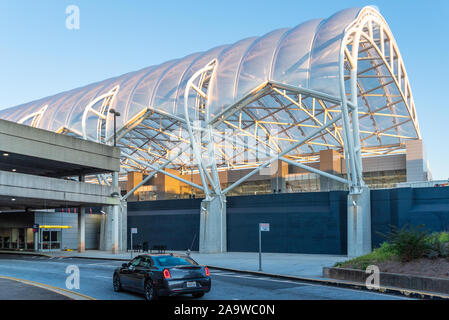 Sonnenaufgang Blick auf HOK zeitgenössisch gestaltete gerollt - Stahl Vordach mit durchsichtigen ETFE-Panels am internationalen Flughafen Hartsfield-Jackson Atlanta. (USA) Stockfoto