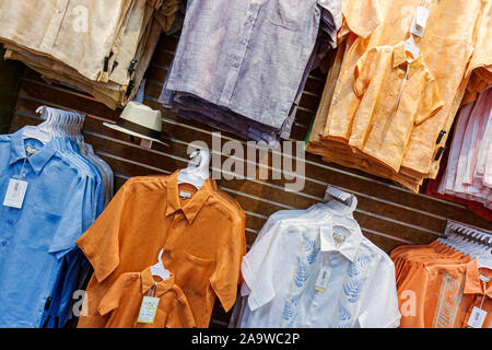 Miami Florida, Hialeah, Westland Mall, Guayabera World, Vitrine Verkauf, Kleidung, Accessoires, Luxus, gut angezogen, kubanische Hemden, Shopping Shopper Shopper Stockfoto