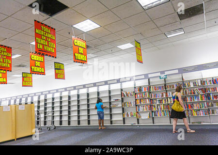 Miami Florida, Hialeah, Westland Mall, Waldenbooks, Ladenschließung, Verkaufsverkauf, Buch, Bücher, leere Regale, Shopping Shopper Shopper Shopper Shop Shops Market Mark Stockfoto