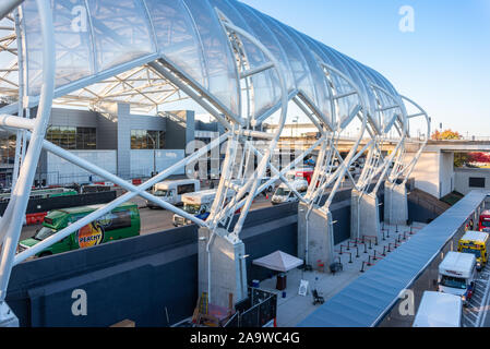 Am frühen Morgen Aktivität mit Flotten von Flughafen Shuttle Busse am internationalen Flughafen Hartsfield-Jackson Atlanta in Atlanta, Georgia. (USA) Stockfoto