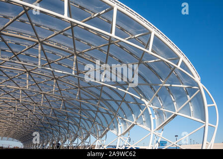 Gerollt - Stahl Vordach mit durchsichtigen ETFE-Panels, Teil der ATLNext Modernisierungsprojekt bei Hartsfield-Jackson Atlanta International Airport. (USA) Stockfoto