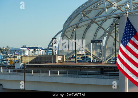 ATL SkyTrain Station Ansicht von Delta Air Lines jet Landung über Atlanta International Airport Domestic Terminal und Marta Bahnhof. Stockfoto