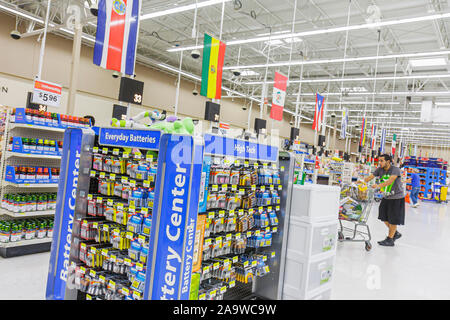 Miami Florida, Hialeah, Walmart Big-Box, Shopping Shopper Shopper Shop Geschäfte Markt Märkte Markt Kauf Verkauf, Einzelhandel Geschäfte Business busi Stockfoto