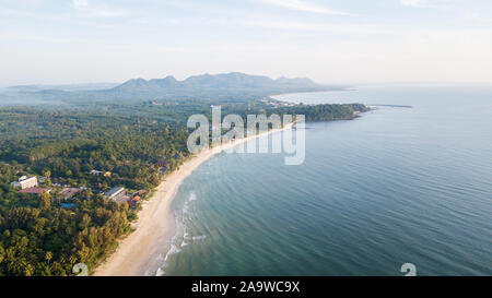 Draufsicht des Thung Wua Län Strand, Provinz Chumphon THAILAND, Antenne von Drone. Stockfoto