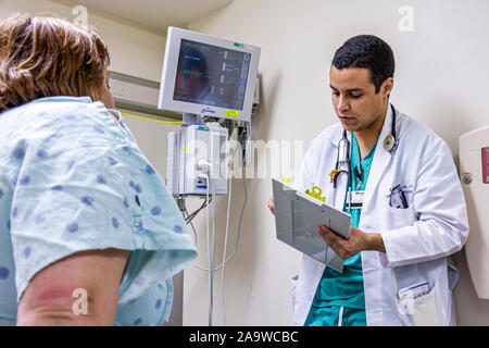 Miami Beach, Florida, Mt. Mount Sinai Medical Center, Krankenhaus, Gesundheitswesen, Notaufnahme, Patient, Arzt, hispanischer Mann, Männer, Diagramm, Interview, Interviews, Stockfoto