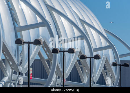 Gerollt - Stahl Vordach mit durchsichtigen ETFE-Panels an Zentralen Hartsfield-Jackson Atlanta International Airport Terminal Komplex. (USA) Stockfoto