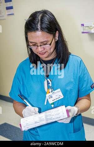 Miami Beach, Florida, Mt. Mount Sinai Medical Center, Krankenhaus, Gesundheitswesen, Patient Privatzimmer, asiatische Frau weibliche Frauen, Krankenschwester, Techniker, Patient, Chart, FL Stockfoto