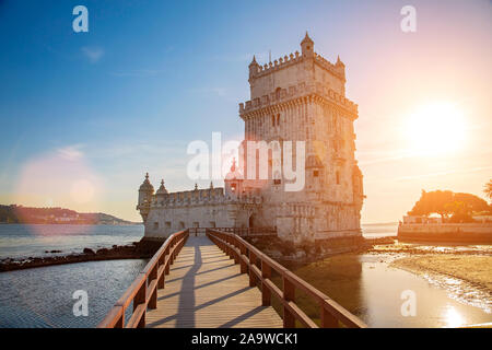 Lissabon, Belem Turm bei Sonnenuntergang am Ufer des Tejo Stockfoto