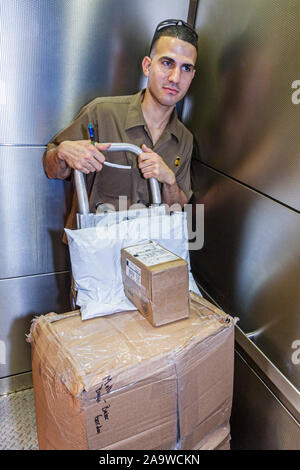 Miami Beach, Florida, Presidential Wohnanlagen, UPS-Lieferung, hispanische Männer, Männer, Pakete, Aufzug, FL100207101 Stockfoto