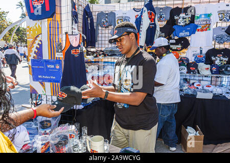 Miami Beach, Florida, Ocean Drive, Super Bowl XLIV Week, NFL, Fußball, Souvenirs, Geschenke, Shopping Shopper Shopper Shopper Shop Shops Market Markets Marketplace buyi Stockfoto