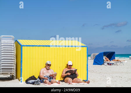 Miami Beach Florida, Atlantik, Wasser, Mann Männer männlich, Frau weibliche Frauen, Paar, Sonnenbaden, FL100214005 Stockfoto