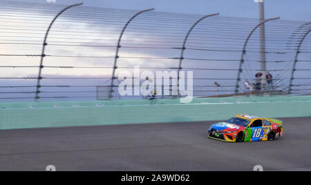 Homestead, United States. 17. Nov, 2019. Kyle Busch (18) verlässt den wiederum vier während der NASCAR Ford EcoBoost 400 Serie Cup Meisterschaft an Homestead-Miami Speedway in Homestead, Florida am Sonntag, 17. November 2019. Dies ist die letzte Meisterschaft Rennen auf dem Homestead-Miami Speedway gehalten zu werden. In der nächsten Saison die Meisterschaft nach Phoenix, Arizona bewegen wird. Foto von Gary ich Rothstein/UPI Quelle: UPI/Alamy leben Nachrichten Stockfoto