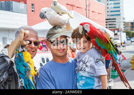 Miami Florida, Coral Gables, Karneval auf der Meile, Hispanic Festival, Mann Männer männlich, junge Jungen Kinder drei Generationen, Großvater, Vater, Vater, Eltern, Stockfoto