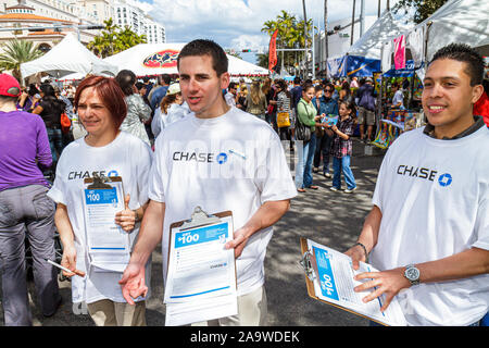 Miami Florida, Coral Gables, Carnaval on the Mile, Hispanic Festival, Umfrage, Männer, Männer, Frauen, Umfrage, Meinung, Fragebogen, FL100307021 Stockfoto