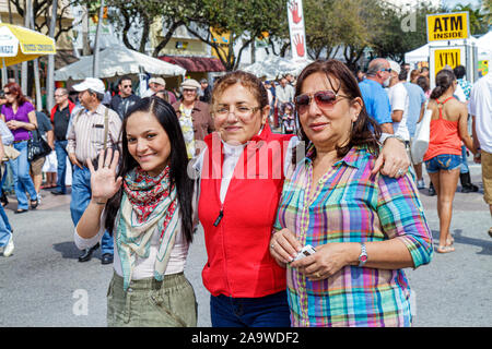 Miami Florida, Coral Gables, Karneval auf der Meile, Hispanic Latino ethnische Einwanderer Minderheit, Festival, Erwachsene Erwachsene Frau Frauen weiblich la Stockfoto