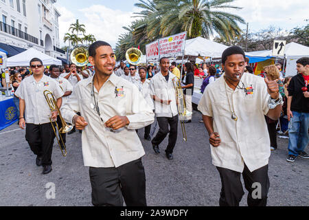 Miami Florida, Coral Gables, Carnaval on the Mile, Hispanic Festival, Miami Street Band, Black man men Male, Marching, Dancing, Perform, Musik, FL100307031 Stockfoto