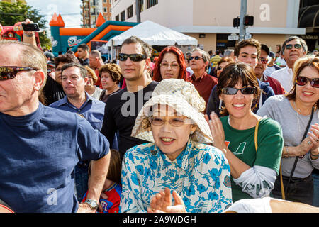 Miami Florida, Coral Gables, Karneval auf der Meile, Hispanic Latino ethnischen Einwanderer Minderheit, Festival, Asiaten ethnischen Einwanderer Immi Stockfoto
