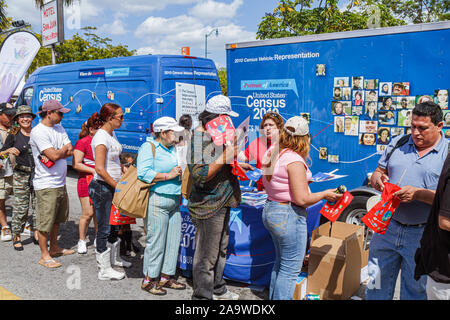 Miami Florida, Little Havana, Calle Ocho, Carnaval Miami, jährliches Hispanic Festival, Zensus 2010, Informationen, Linie, Schlange, Mann Männer männlich, Frau weibliche Frauen, FL10 Stockfoto