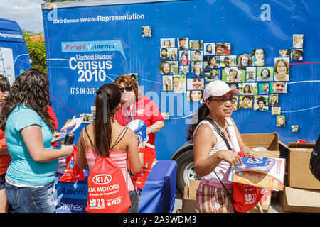 Miami Florida, Little Havana, Calle Ocho, Carnaval Miami, jährliches Hispanic Festival, Zensus 2010, Informationen, Linie, Schlange, Frauen, FL100314030 Stockfoto