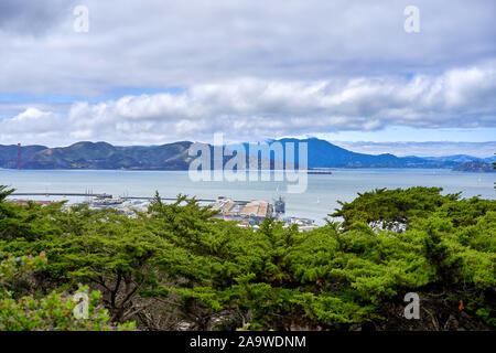 San Francisco, CA, USA - 15. Mai 2018: Blick auf die Bucht von San Francisco von der Aussichtsplattform des Columbus. Hügeliges Gelände, bewölkt, Golden Gate Bridge Stockfoto
