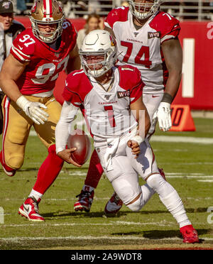 Santa Clara, Kalifornien, USA. 17. Nov, 2019. Arizona Cardinals quarterback Kyler Murray (1) am Sonntag, 17. November 2019, in Levis Stadion in Santa Clara, Kalifornien. Die 49ers besiegten die Kardinäle 36-26. Credit: Al Golub/ZUMA Draht/Alamy leben Nachrichten Stockfoto