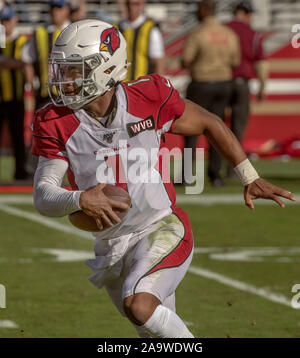 Santa Clara, Kalifornien, USA. 17. Nov, 2019. Arizona Cardinals quarterback Kyler Murray (1) am Sonntag, 17. November 2019, in Levis Stadion in Santa Clara, Kalifornien. Die 49ers besiegten die Kardinäle 36-26. Credit: Al Golub/ZUMA Draht/Alamy leben Nachrichten Stockfoto