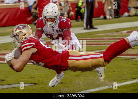 Santa Clara, Kalifornien, USA. 17. Nov, 2019. San Francisco 49ers festes Ende Ross Dwelley (82) Tauchgänge für Touchdown am Sonntag, 17. November 2019, in Levis Stadion in Santa Clara, Kalifornien. Die 49ers besiegten die Kardinäle 36-26. Credit: Al Golub/ZUMA Draht/Alamy leben Nachrichten Stockfoto