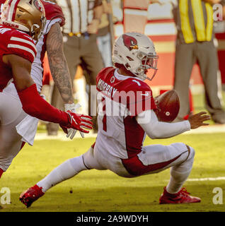 Santa Clara, Kalifornien, USA. 17. Nov, 2019. Arizona Cardinals quarterback Kyler Murray (1) am Sonntag, 17. November 2019, in Levis Stadion in Santa Clara, Kalifornien. Die 49ers besiegten die Kardinäle 36-26. Credit: Al Golub/ZUMA Draht/Alamy leben Nachrichten Stockfoto