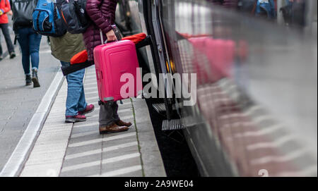 Freiburg, Deutschland. 06 Nov, 2019. Reisende mit dem Zug Board ein Eis mit ihren Karren auf der Plattform am Hauptbahnhof. Die föderale Polizei erhöhen den Schutz der Bahnanlagen. Nach Angaben der Bundespolizei, die Gefahren des Schienenverkehrs werden oft unterschätzt. Quelle: Patrick Seeger/dpa/Alamy leben Nachrichten Stockfoto