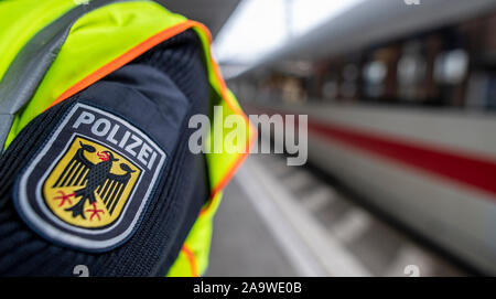 Freiburg, Deutschland. 06 Nov, 2019. Ein Polizist steht vor ein ICE am Hauptbahnhof. Die föderale Polizei erhöhen den Schutz der Bahnanlagen. Nach Angaben der Bundespolizei, die Gefahren des Schienenverkehrs werden oft unterschätzt. Quelle: Patrick Seeger/dpa/Alamy leben Nachrichten Stockfoto