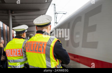 Freiburg, Deutschland. 06 Nov, 2019. Zwei Beamte der Bundespolizei beobachten Sie den Eingang eines Ice am Hauptbahnhof. Die föderale Polizei erhöhen den Schutz der Bahnanlagen. Nach Angaben der Bundespolizei, die Gefahren des Schienenverkehrs werden oft unterschätzt. Quelle: Patrick Seeger/dpa/Alamy leben Nachrichten Stockfoto