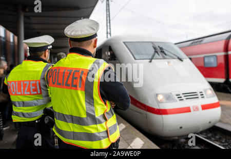 Freiburg, Deutschland. 06 Nov, 2019. Zwei Beamte der Bundespolizei beobachten Sie den Eingang eines Ice am Hauptbahnhof. Die föderale Polizei erhöhen den Schutz der Bahnanlagen. Nach Angaben der Bundespolizei, die Gefahren des Schienenverkehrs werden oft unterschätzt. Quelle: Patrick Seeger/dpa/Alamy leben Nachrichten Stockfoto