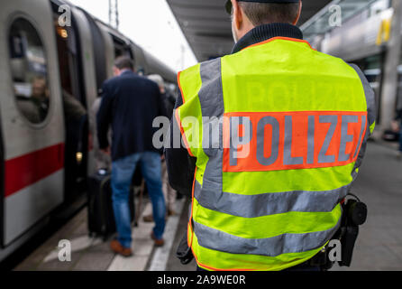 Freiburg, Deutschland. 06 Nov, 2019. Ein Offizier der föderalen Polizei beobachtet die Fluggäste ein ICE am Hauptbahnhof. Die föderale Polizei erhöhen den Schutz der Bahnanlagen. Nach Angaben der Bundespolizei, die Gefahren des Schienenverkehrs werden oft unterschätzt. Quelle: Patrick Seeger/dpa/Alamy leben Nachrichten Stockfoto