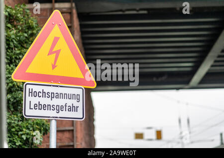 Freiburg, Deutschland. 06 Nov, 2019. Ein Warnschild "Hochspannung lebensbedrohliche' ist an der Station angezeigt. Die föderale Polizei erhöhen den Schutz der Bahnanlagen. Nach Angaben der Bundespolizei, die Gefahren des Schienenverkehrs werden oft unterschätzt. Quelle: Patrick Seeger/dpa/Alamy leben Nachrichten Stockfoto