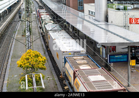 Freiburg, Deutschland. 06 Nov, 2019. Ein Güterzug rollt durch den Hauptbahnhof. Die föderale Polizei erhöhen den Schutz der Bahnanlagen. Nach Angaben der Bundespolizei, die Gefahren des Schienenverkehrs werden oft unterschätzt. Quelle: Patrick Seeger/dpa/Alamy leben Nachrichten Stockfoto